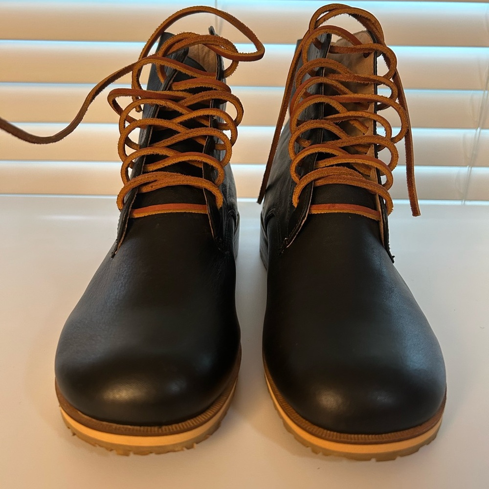 New Women’s Gee WaWa Black Leather Lace-Up Boots Size 9 - Picture 2 of 6